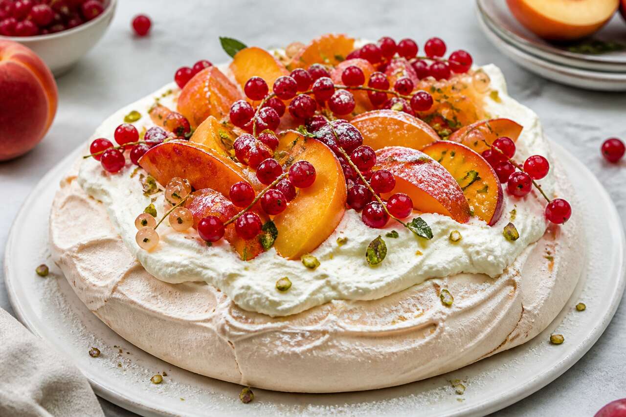 Recette de pavlova aux groseilles, pêches et verveine citronnelle